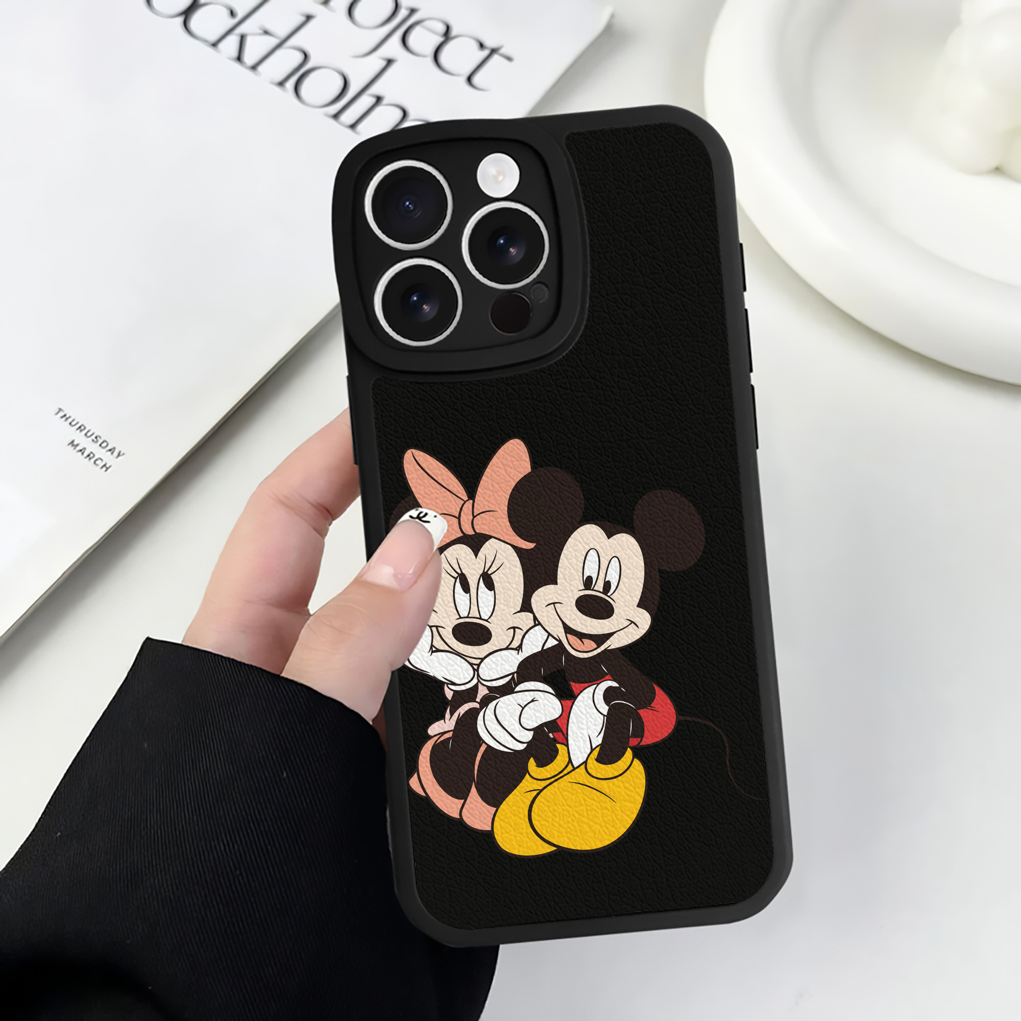 （画像用） ミッキーマウス Mickey Mouse 【iPhone 16シリーズ対応】シリコンスマホケース（レザー調） 材質：シリコン
